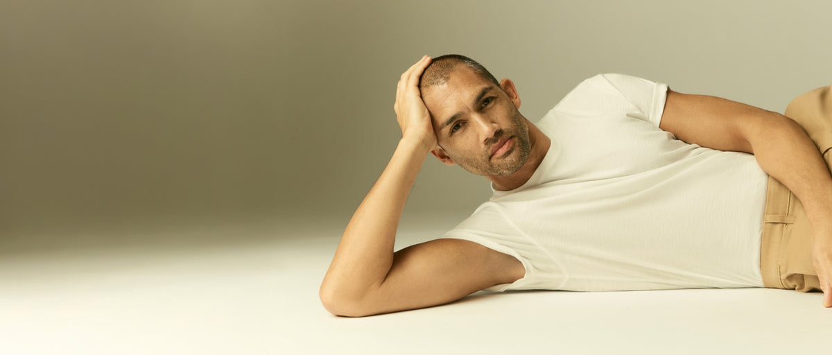 Man wearing Mack Weldon Linen Jersey Crew Neck T-Shirt in Froth Heather