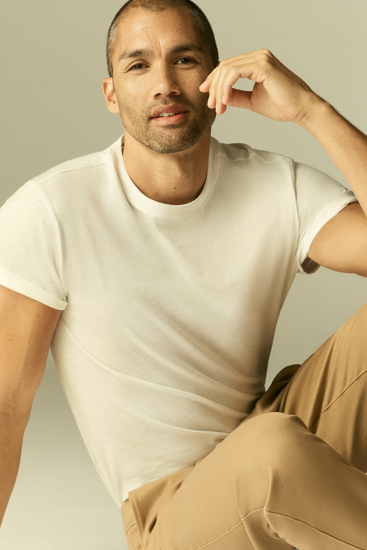 Man wearing Mack Weldon Linen Jersey Crew Neck T-Shirt in Froth Heather