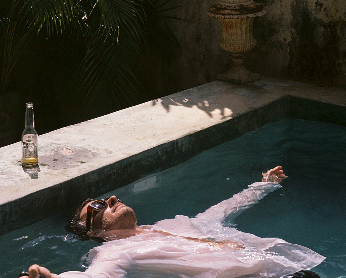 Man swimming in a pool wearing Tech Linen Button Up