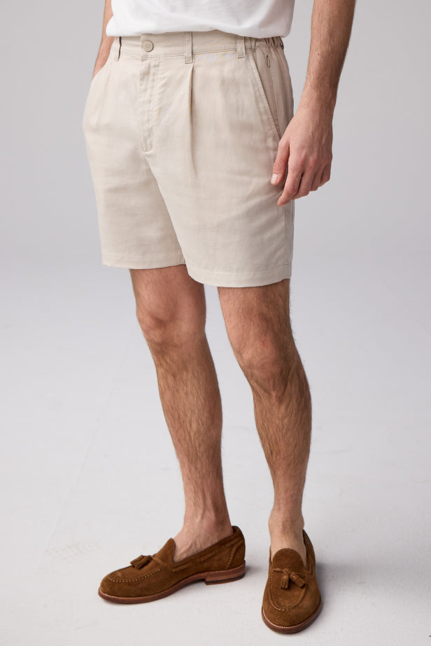 Man wearing Tech Linen Pleated short